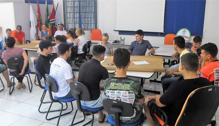 Leia mais sobre o artigo Pais e jovens de Caxambu do Sul discutem a sucessão na agricultura familiar