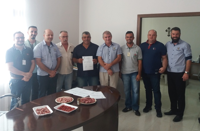 Leia mais sobre o artigo Agroindústria de Meleiro recebe o primeiro certificado de registro do Sistema de Inspeção Municipal