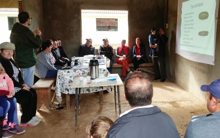 Read more about the article Agricultores de Porto União se reúnem para oficina sobre produção de pepino e vagem