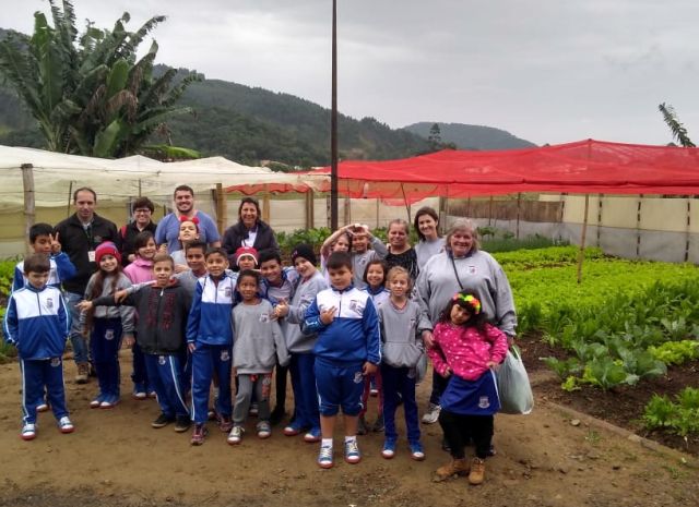 Read more about the article Estudantes de Penha conhecem a produção de hortaliças em propriedade rural