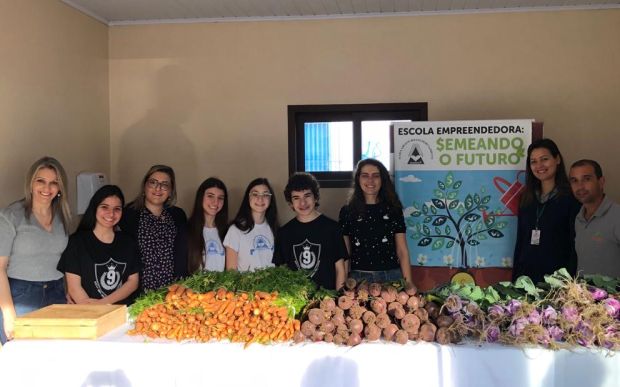 Read more about the article Alunos de Içara vendem produtos de horta escolar orgânica