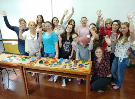 Leia mais sobre o artigo Agricultoras de Itajaí aprendem a fazer peças decorativas de cerâmica