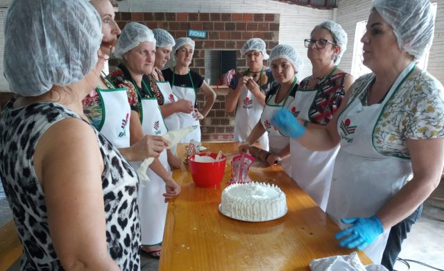 Read more about the article Agricultoras de Mondaí fazem curso de confeitaria