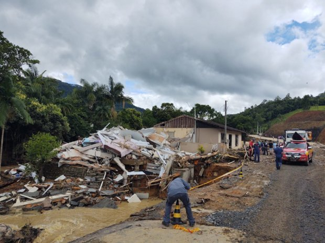 Leia mais sobre o artigo Governo do Estado disponibiliza R$ 1,5 milhão para apoiar produtores rurais atingidos pela enxurrada no Alto Vale do Itajaí