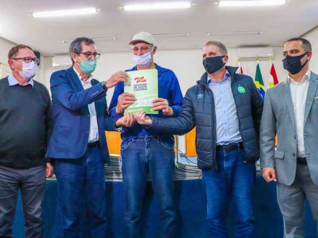 Leia mais sobre o artigo Governo do Estado apoia regularização fundiária de 1.282 imóveis rurais no Meio Oeste Catarinense