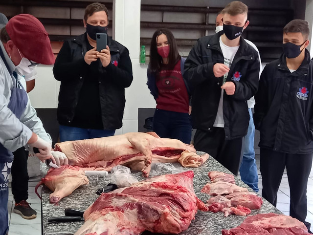 Leia mais sobre o artigo Epagri demonstra prática de cortes de carnes para estudantes e autoridades de Abdon Batista