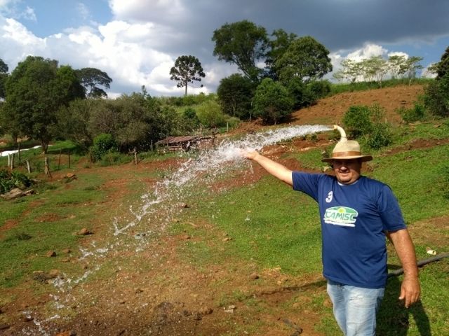 Leia mais sobre o artigo Estiagem em SC: família de Galvão vê água jorrar após recuperar fonte natural