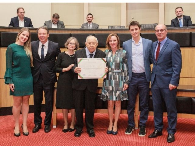 Leia mais sobre o artigo Engenheiro-agrônomo José Oscar Kurtz recebe título de Cidadão Catarinense