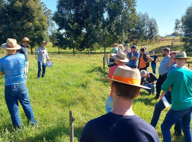 Leia mais sobre o artigo Jovens rurais de Guaraciaba conhecem tecnologias da Epagri em São Miguel do Oeste