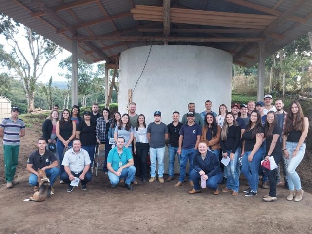 Leia mais sobre o artigo Estudantes conhecem primeiro silo secador de grãos com ar ambiente do Planalto Norte de SC