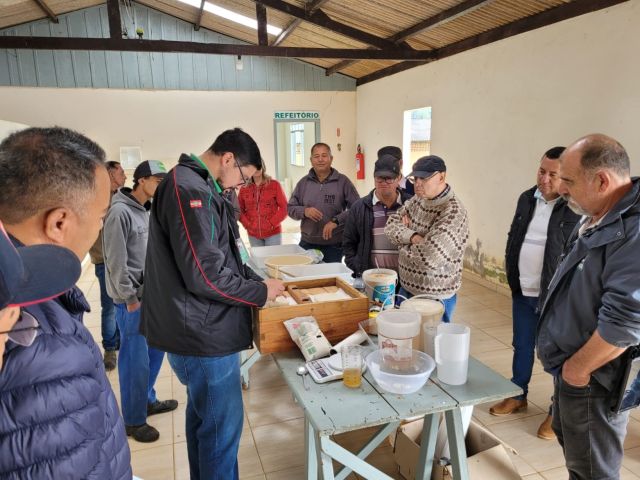 Leia mais sobre o artigo Manejo dos apiários no inverno: confira receitas de alimentação para abelhas