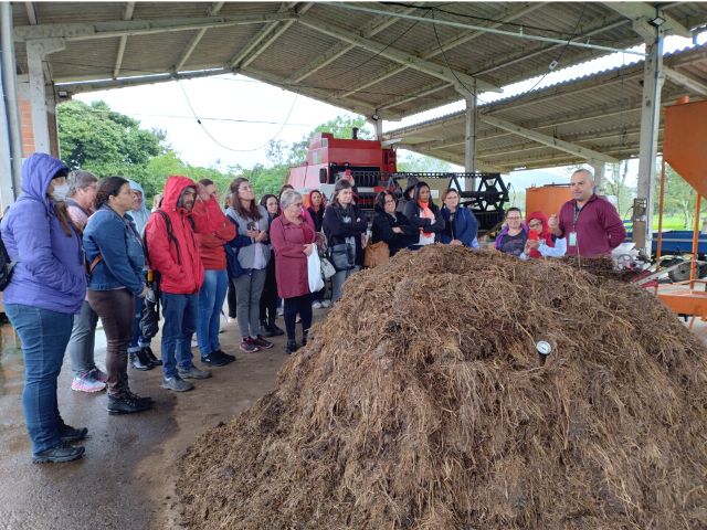Leia mais sobre o artigo Epagri apoia capacitação em compostagem e horta escolar para profissionais da educação de Pomerode