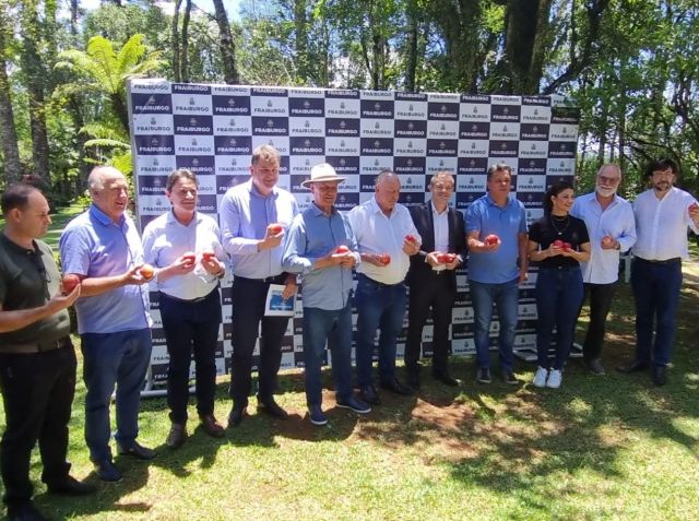 Leia mais sobre o artigo Evento em Fraiburgo marca o início da colheita da maçã no Meio Oeste Catarinense