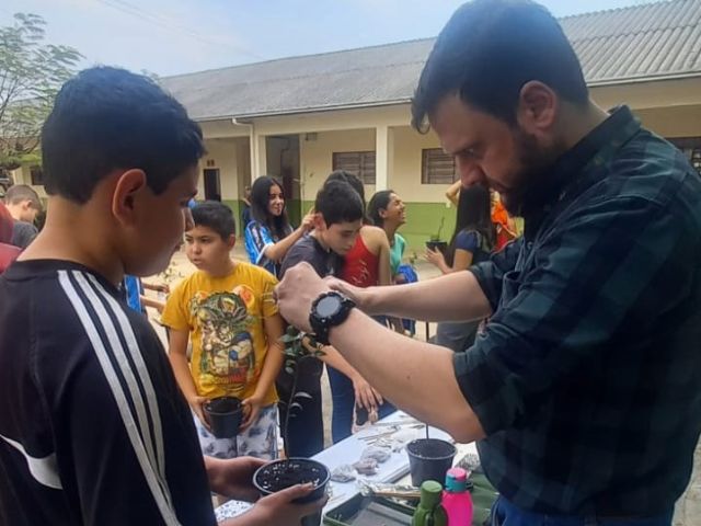 Leia mais sobre o artigo Oficinas de bonsai capacitam mais de 500 pessoas no Oeste catarinense