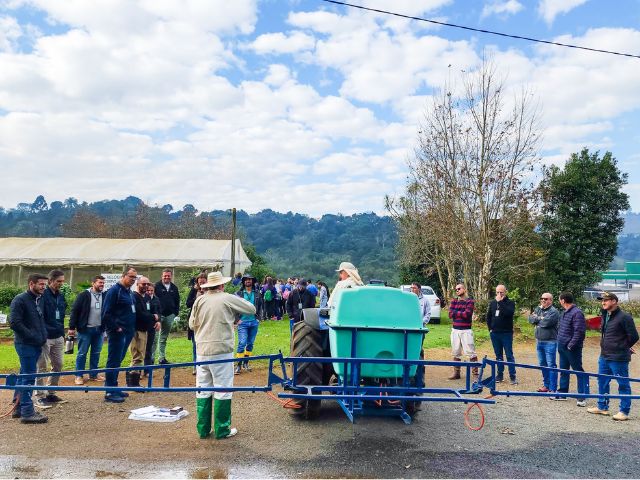 Leia mais sobre o artigo Epagri capacita profissionais em regulagem e calibração de pulverizadores